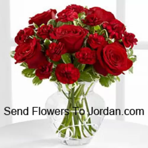 9 Roses rouges et 9 Carantions rouges dans un vase en verre